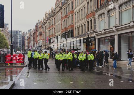 London, Großbritannien. 20.. Oktober 2022. Just Stop Oil-Aktivisten klebten ihre Hände und befestigten sich an Metallrohren an der Brompton Road vor Harrods Stockfoto