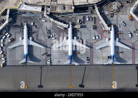 Draufsicht auf Alaska Airlines Boeing 737-Flugzeuge am Los Angeles International Airport Terminal 6. Luftaufnahme der Flugzeuge der Alaska Airlines 737. Stockfoto