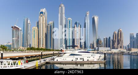 Dubai, Vereinigte Arabische Emirate - 23. Mai 2021: Dubai Marina And Harbour Skyline Architecture Luxusurlaub In Arabien Mit Boat Yacht Panorama In Dubai, Stockfoto