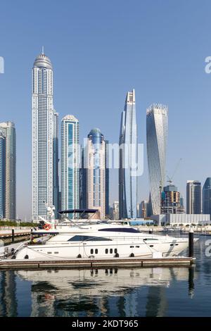 Dubai, Vereinigte Arabische Emirate - 23. Mai 2021: Dubai Marina And Harbour Skyline Architecture Luxusurlaub In Arabien Mit Bootsyacht Portrait In Dubai, Stockfoto