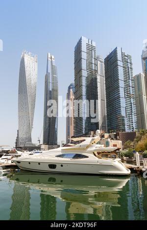 Dubai, Vereinigte Arabische Emirate - 25. Mai 2021: Dubai Marina And Harbour Skyline Architecture Luxusurlaub In Arabien Mit Bootsyacht Portrait In Dubai, Stockfoto