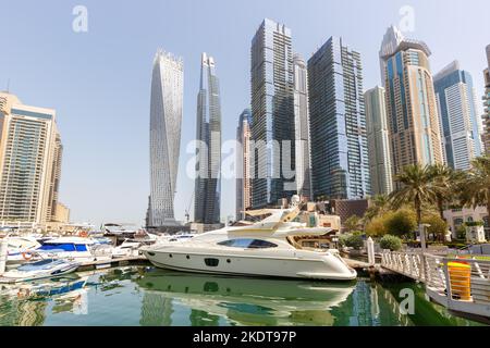 Dubai, Vereinigte Arabische Emirate - 25. Mai 2021: Dubai Marina And Harbour Skyline Architecture Luxusurlaub In Arabien Mit Bootsyacht In Dubai, Vereinigte Arabische Emirate Stockfoto