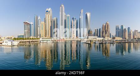 Dubai, Vereinigte Arabische Emirate - 23. Mai 2021: Dubai Marina And Harbour Skyline Architecture Luxusurlaub In Arabien Panorama In Dubai, Vereinigte Arabische Emirate Stockfoto