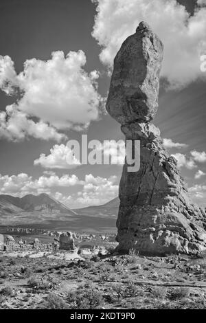 Balanced Rock im Arches National Park, Utah: Schwarz-weißes Bild des legendären Balanced Rock, der dreizehn Stockwerke über dem Boden thront. Stockfoto