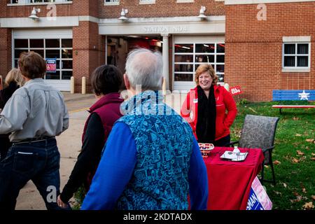 Alexandria, Virginia, USA. 8.. November 2022. Während die Amerikaner bei den Zwischenwahlen 2022 an den Umfragen teilnehmen, begrüßt die Wahlhelferin Carman Olson, Kandidatin des republikanischen US-Repräsentantenhauses Karina Liksman, am Dienstag, den 8. November 2022, die Wähler vor der Zentrale der Feuerwehr von Alexandria, Station Nr. 4 in Alexandria, Virginia. Kredit: Rod Lamkey/CNP /MediaPunch Stockfoto