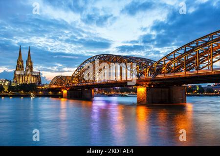 Köln, Deutschland - 3. August 2021: Kölner Dom Skyline Und Hohenzollernbrücke Mit Rhein In Deutschland Bei Nacht In Köln, Deutschland. Stockfoto