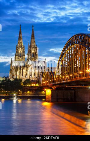 Köln, Deutschland - 3. August 2021: Kölner Dom Skyline Und Hohenzollernbrücke Mit Rhein In Deutschland Bei Nacht Vertikales Format In Köln, Stockfoto