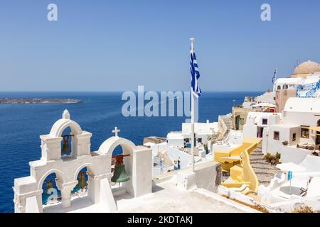 Santorini, Griechenland - 5. August 2021: Santorini Island Urlaubsstadt Oia Am Mittelmeer Mit Kirche In Santorini, Griechenland. Stockfoto