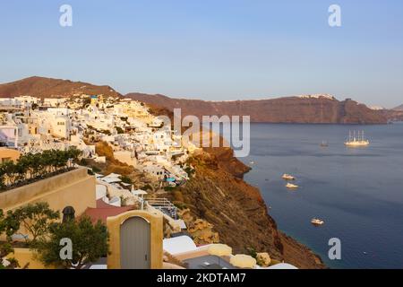 Santorini, Griechenland - 4. August 2021: Santorini Island Vacation Travel Town Oia Am Mittelmeer Abend In Santorini, Griechenland. Stockfoto