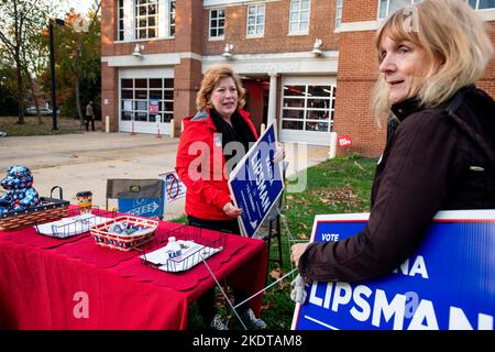 Alexandria, Virginia, USA. 8.. November 2022. Während die Amerikaner bei den Midterm-Wahlen 2022 zu den Wahlurnen gehen, begrüßt die republikanische Kandidatin des US-Repräsentantenhauses Karina Liksman, die Freiwillige Carman Olson, links, am Dienstag, den 8. November 2022, die Wähler vor der Zentrale der Feuerwehr von Alexandria, Station 4 in Alexandria, Virginia. Kredit: Rod Lamkey/CNP /MediaPunch Stockfoto