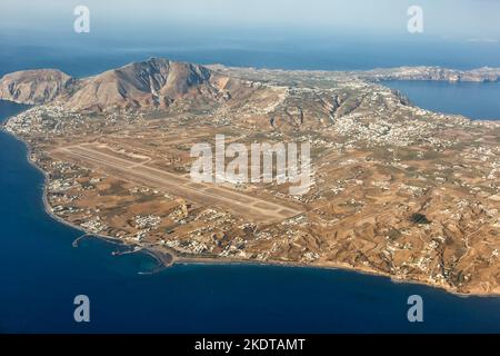 Santorini, Griechenland - 4. August 2021: Übersicht Luftbild Flughafen Santorini, Griechenland. Stockfoto