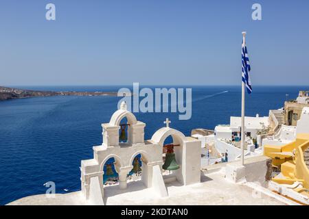 Santorini, Griechenland - 5. August 2021: Santorini Island Urlaubsstadt Oia Am Mittelmeer Mit Kirche In Santorini, Griechenland. Stockfoto