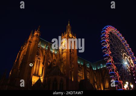 Weihnachtliches Riesenrad vor der Kathedrale von Metz. Metz, Frankreich. Winterferien Feier Hintergrund. Stockfoto