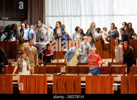 Vorne Mitte rechts (in Pink): Elizabeth Atherton (A Young Maiden) in MOSES UND ARON von Schoenberg an der Welsh National Opera (WNO), Wales Millennium Center, Cardiff, Wales 24/05/2014 Leitung: Lother Koenigs Design: Anna Viebrock Beleuchtung: Tim Mitchell Regie: Jossi Wieler & Sergio Morabito Stockfoto