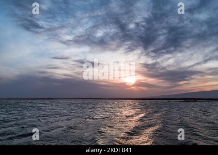 Qinghai Bergklippe Jade See Sonnenuntergang Stockfoto