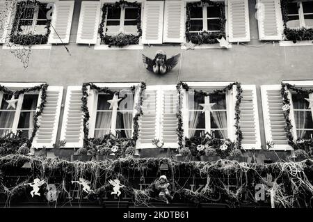 SELESTAT, FRANKREICH - 20. DEZEMBER 2015: Adventsdekoration mit Engeln in Selestat. Historisches Foto in Schwarzweiß Stockfoto