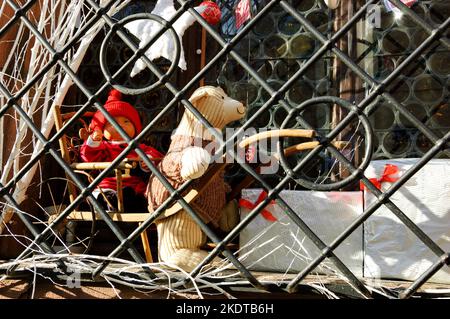 SELESTAT, FRANKREICH - 20. DEZEMBER 2015: Weihnachtsdekoration mit Rodelszene in Selestat, das als Heimat des Weihnachtsbaums bekannt ist. Stockfoto