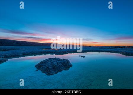 Qinghai Bergklippe Jade See Sonnenuntergang Stockfoto