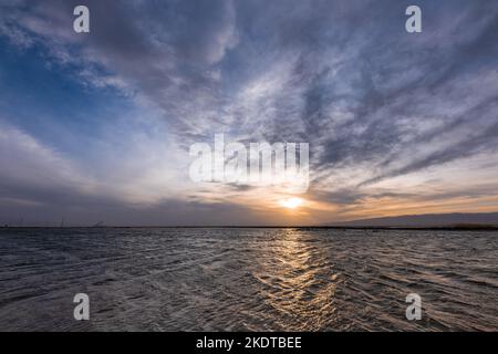 Qinghai Bergklippe Jade See Sonnenuntergang Stockfoto