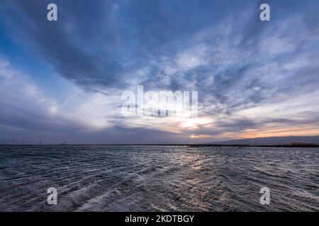 Qinghai Bergklippe Jade See Sonnenuntergang Stockfoto