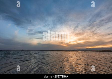 Qinghai Bergklippe Jade See Sonnenuntergang Stockfoto