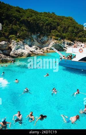 Blaue Höhlen und Lagune auf der Insel Paxos im Ionischen Meer in Griechenland. Stockfoto