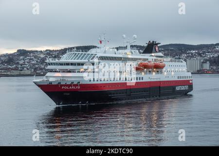 Frau Polarlys - Passagierschiff der Hurtigruten-Flotte vor Trondheim, Norwegen, im Januar 2020. Stockfoto