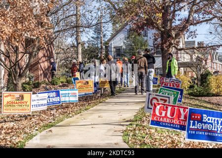 Berks County, Pennsylvania-8. November 2022: Die Wähler in Pennsylvania warten in der Schlange, um ihre Stimmen an den Wahllokalen in der lokalen Bibliothek abzugeben. Stockfoto