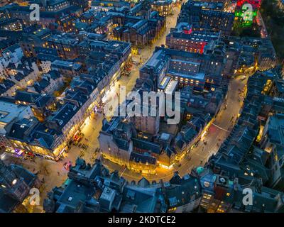 Luftaufnahme von Drohne bei Nacht der Royal Mile und Cockburn Street in der Altstadt von Edinburgh, Schottland, Großbritannien Stockfoto