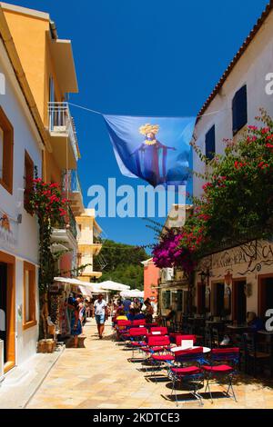 Straßen, Boutiquen und Tavernen in der Stadt Gaios auf der Insel Paxos im Ionischen Meer in Griechenland. Stockfoto