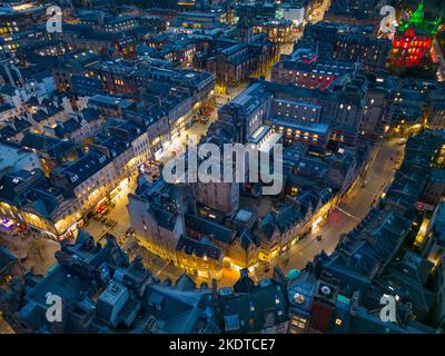 Luftaufnahme von Drohne bei Nacht der Royal Mile und Cockburn Street in der Altstadt von Edinburgh, Schottland, Großbritannien Stockfoto