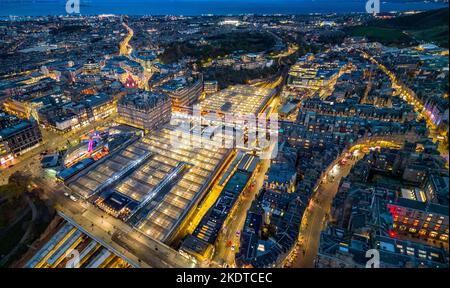 Luftaufnahme von der Drohne bei Nacht von der Waverley Station und der Skyline von Edinburgh, Schottland, Großbritannien Stockfoto