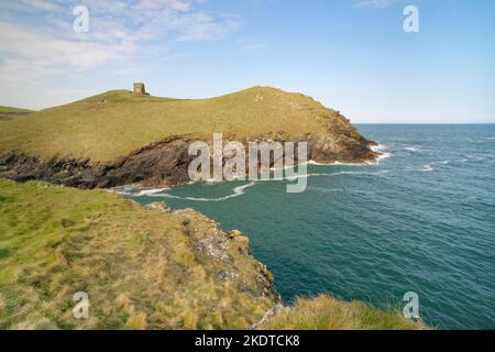 Blick auf Doyden Castle und Doyden Point vom Southwest Coast Path, Port Quin, Cornwall, Großbritannien, April. Stockfoto