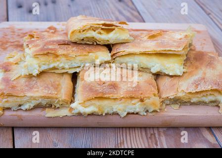 Traditioneller hausgemachter Käsepie, knuspriger und köstlicher Kuchen Stockfoto
