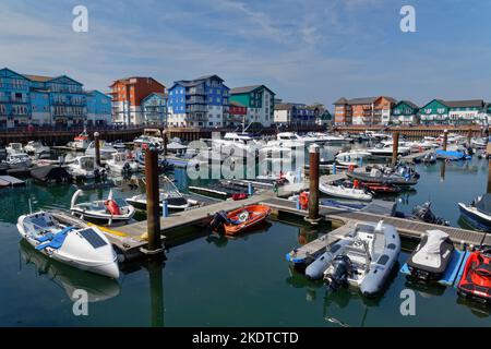 Boote, die in Exmouth Marina, Exmouth, Devon, Großbritannien, im August festgemacht sind. Stockfoto