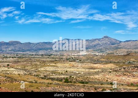 Alicante, Spanien - 16. Februar 2022: Sierra Del Cid Landschaft In Der Nähe Von Alicante Alacant Mountains Bergkette In Alicante, Spanien. Stockfoto