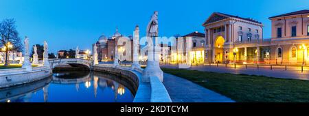 Padua, Italien - 21. März 2022: Prato Della Valle Platz Mit Statuen Travel City Panorama Bei Nacht In Padua, Italien. Stockfoto