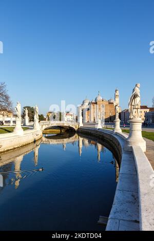 Padua, Italien - 21. März 2022: Prato Della Valle Platz Mit Statuen Reise Stadtporträt In Padua, Italien. Stockfoto