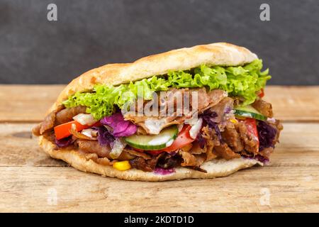 Stuttgart, 11. Februar 2021: Döner Kebab Döner Kebap Fast Food In Pita Brot Auf Holzbrett In Stuttgart, Deutschland. Stockfoto