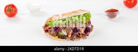 Stuttgart, 11. Februar 2021: Döner Kebab Döner Kebap Fast Food In Pita Brot Auf Holzbrett Panorama In Stuttgart, Deutschland. Stockfoto