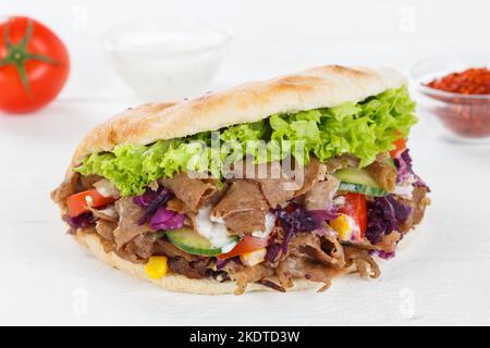 Stuttgart, 11. Februar 2021: Döner Kebab Döner Kebap Fast Food In Pita Brot Auf Holzbrett In Stuttgart, Deutschland. Stockfoto