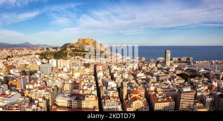 Alicante, Spanien - 15. Februar 2022: Alicante Alacant Überblick Über Die Stadt Und Das Schloss Castillo Santa Barbara Urlaub Panorama In Alicante, Spa Stockfoto