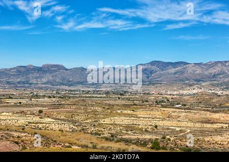 Alicante, Spanien - 16. Februar 2022: Sierra Del Cid Landschaft In Der Nähe Von Alicante Alacant Mountains Bergkette In Alicante, Spanien. Stockfoto