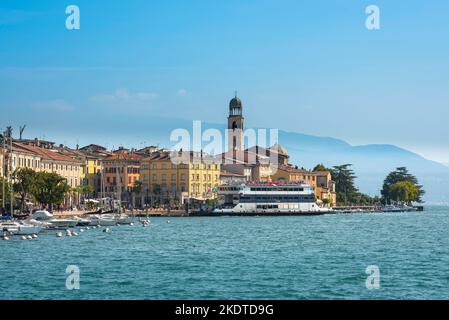 Salo Gardasee, Blick im Sommer auf die malerische Stadt am See von Salo auf der südwestlichen Seite des Gardasees, Lombardei, Italien Stockfoto