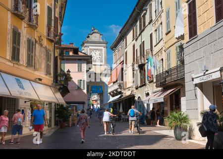 Salo Italien, Blick im Sommer auf die Menschen, die an exklusiven Geschäften vorbeilaufen, die sich auf jeder Seite der Via San Carlo in der malerischen Stadt am Gardasee in Salo, Italien, befinden Stockfoto