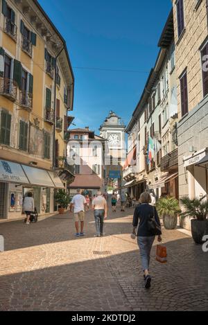 Salo Italien, Blick im Sommer auf die Menschen, die an exklusiven Geschäften vorbeilaufen, die sich auf jeder Seite der Via San Carlo in der malerischen Stadt am Gardasee in Salo, Italien, befinden Stockfoto