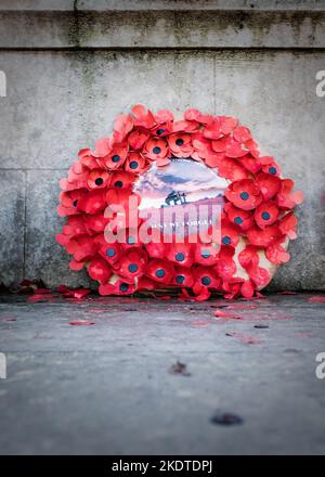 Remembrance Day Mohnkränze wurden auf den Stufen des Kriegsdenkmals in Witney, Oxfordshire, zum Remembrance Sunday gelegt, um die Toten in allen Kriegen zu vertuschen. Stockfoto