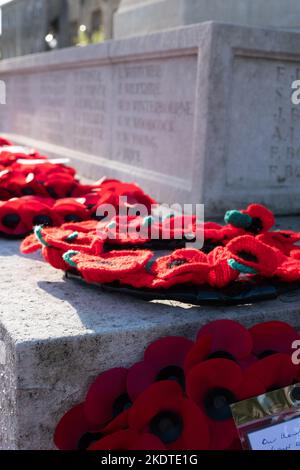 Remembrance Day Mohnkränze wurden auf den Stufen des Kriegsdenkmals in Witney, Oxfordshire, zum Remembrance Sunday gelegt, um die Toten in allen Kriegen zu vertuschen. Stockfoto