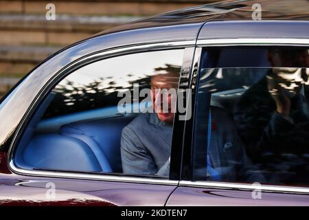 König Charles III. Vor der Leeds Central Library & Art Gallery während seines ersten Besuchs in Yorkshire als König. Stockfoto