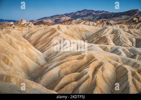Zabriskie Point im Death Valley National Park, Kalifornien, USA in der Dämmerung. Stockfoto